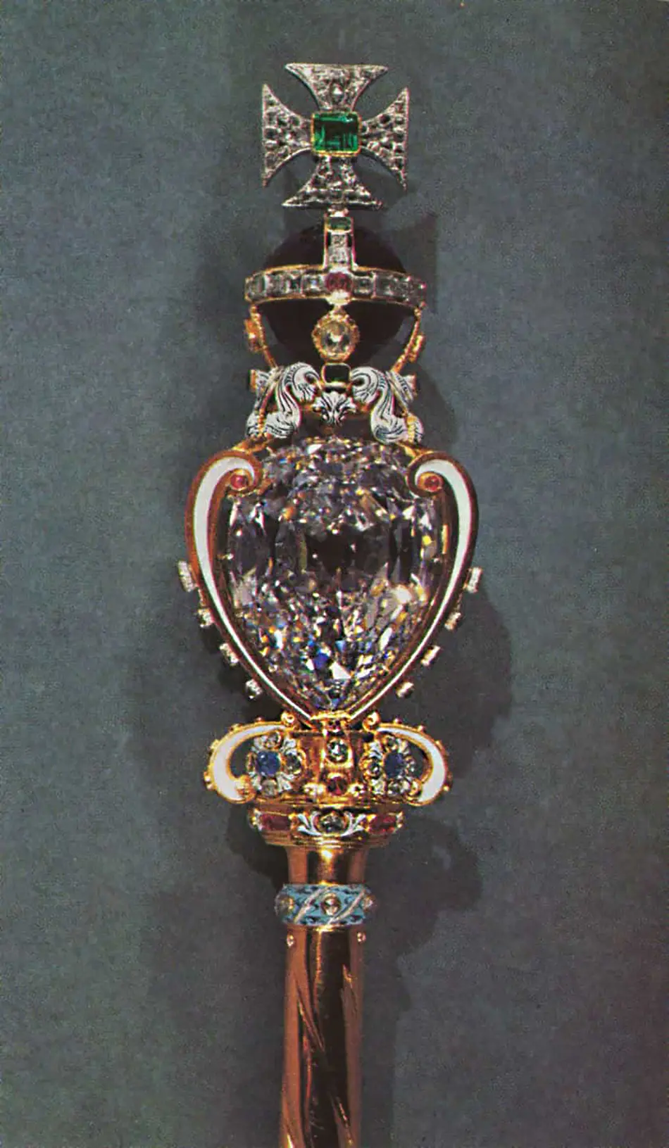 &laquo;Верхняя часть скипетра государя с крестом&raquo;, 1953 год. Изделие было заказано в 1661 году для коронации Карла II и сейчас является частью Королевской коллекции Лондонского Тауэра