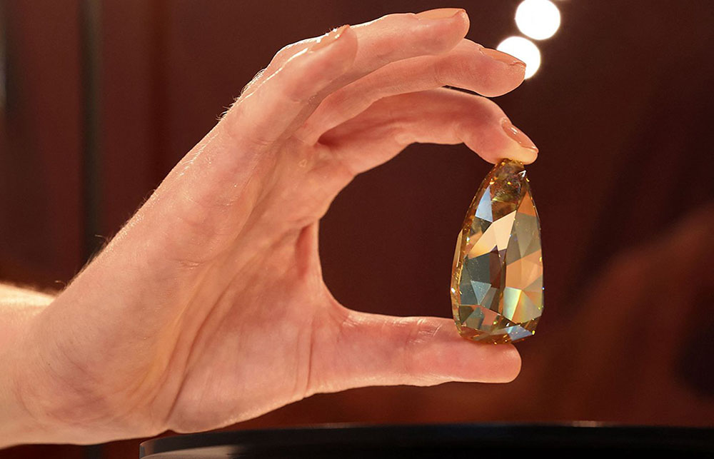 Алмаз «Золотая канарейка» ранее весил чуть более 407 каратов и был назван «Несравненным бриллиантом».