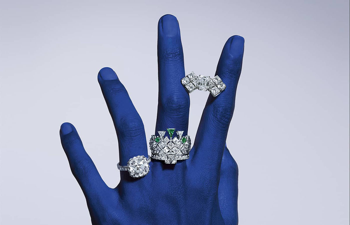 На модели кольца Piaget Shimmering Savor из белого золота с бриллиантами и весом 4,03 карата.  старый шахтный бриллиант огранки «кушон» из коллекции Solstice by Piaget High Jewellery Collection, Chapter Two