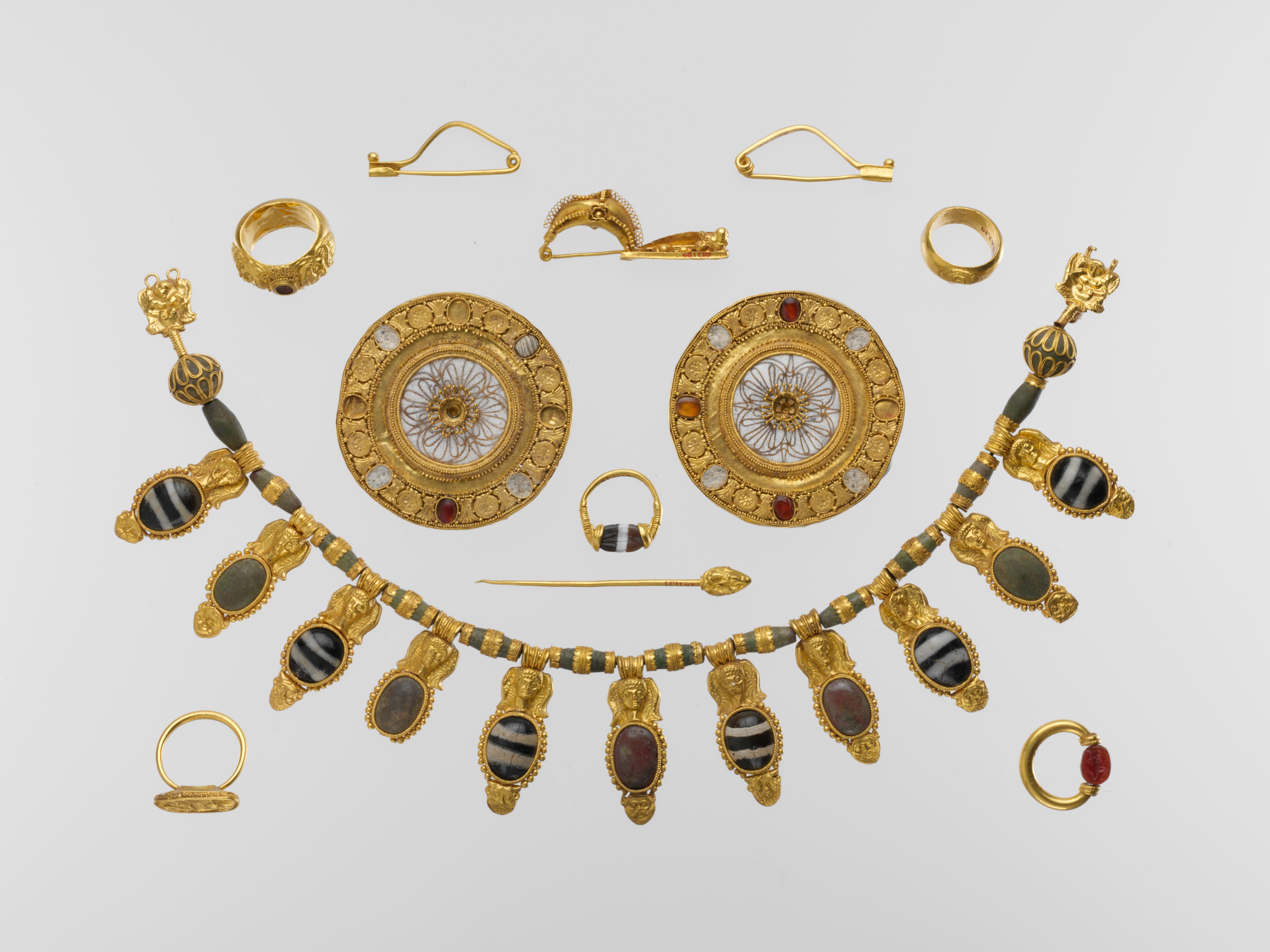 Этрусское золотое ожерелье с подвесными вазами и головами Ио.