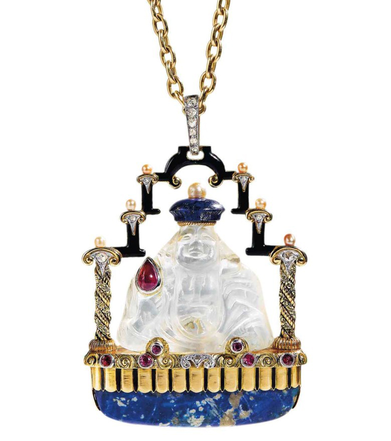 Ожерелье с подвеской из содалита, горного хрусталя, рубина, бриллианта и синтетического рубина.  Продано за 16 250 швейцарских франков 13 ноября 2017 г. на Christie's в Женеве.