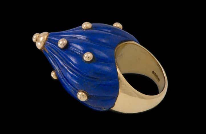 Коктейльное кольцо EJ Shewry London с резным лазуритом и золотом, 1968 г.