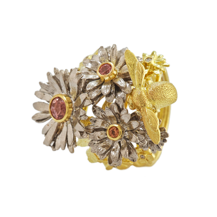 Коктейльное кольцо Alex Monroe с сапфирами и бриллиантами Bee & Daisy из 18-каратного желтого и белого золота с сапфирами персикового цвета и бриллиантовыми вставками.  Фото: Алекс Монро.