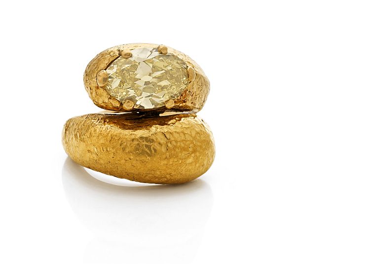 Кольцо «Инь-Ян» Сюзанны Бельперрон из чеканного желтого золота с фантазийным ярко-желтым бриллиантом весом 4,67 карата, 1923 год. При оценке в 80 000–100 000 евро оно было продано в 2013 году за 217 500 евро. Изображение: Artcurial.