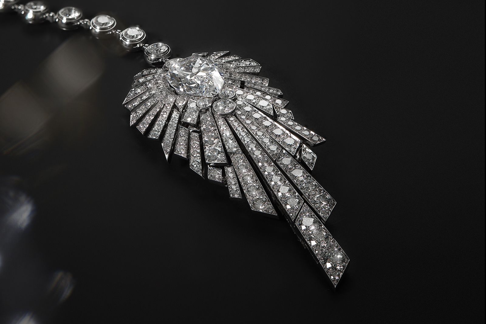 Колье Chanel High Jewellery Allure Céleste украшено бриллиантом грушевидной формы весом 8,05 карата.