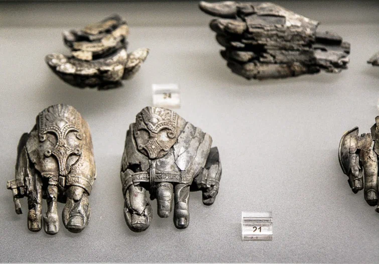 Фрагменты хрисоэлефантинных статуй из экспозиции археологического музея Дельф