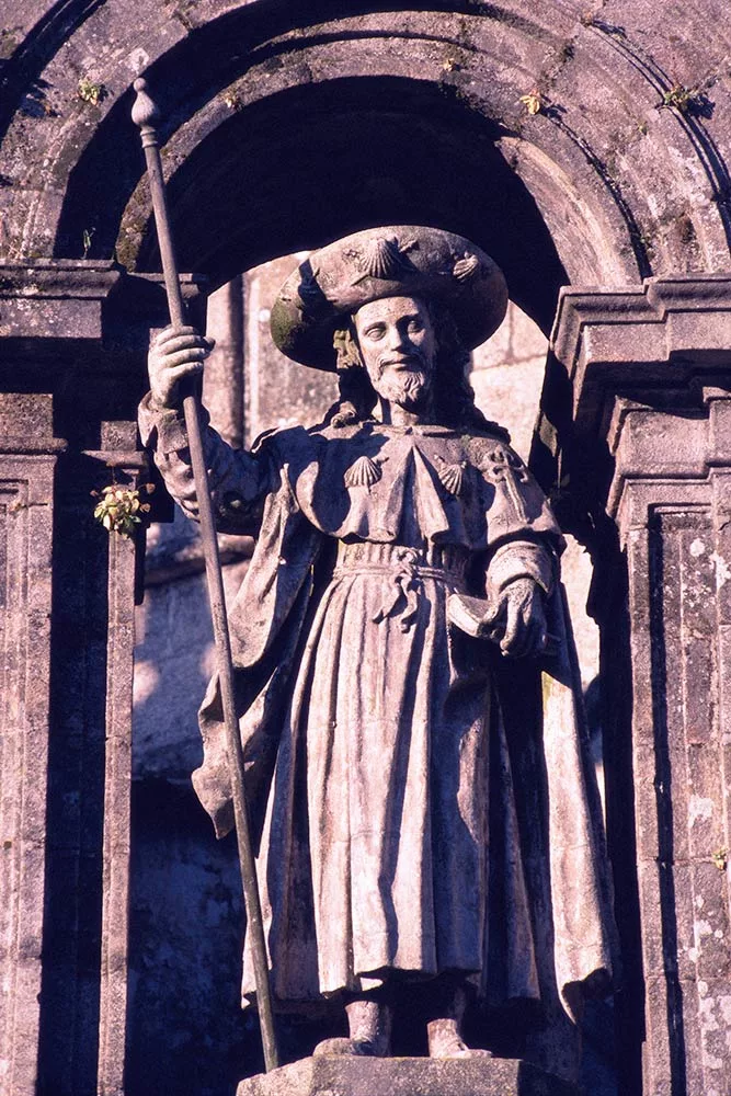 Скульптура св. Иакова (Сантьяго)  восточного фасада собора Сантьяго-де-Компостела. Плащ и шляпа святого украшены ракушками
