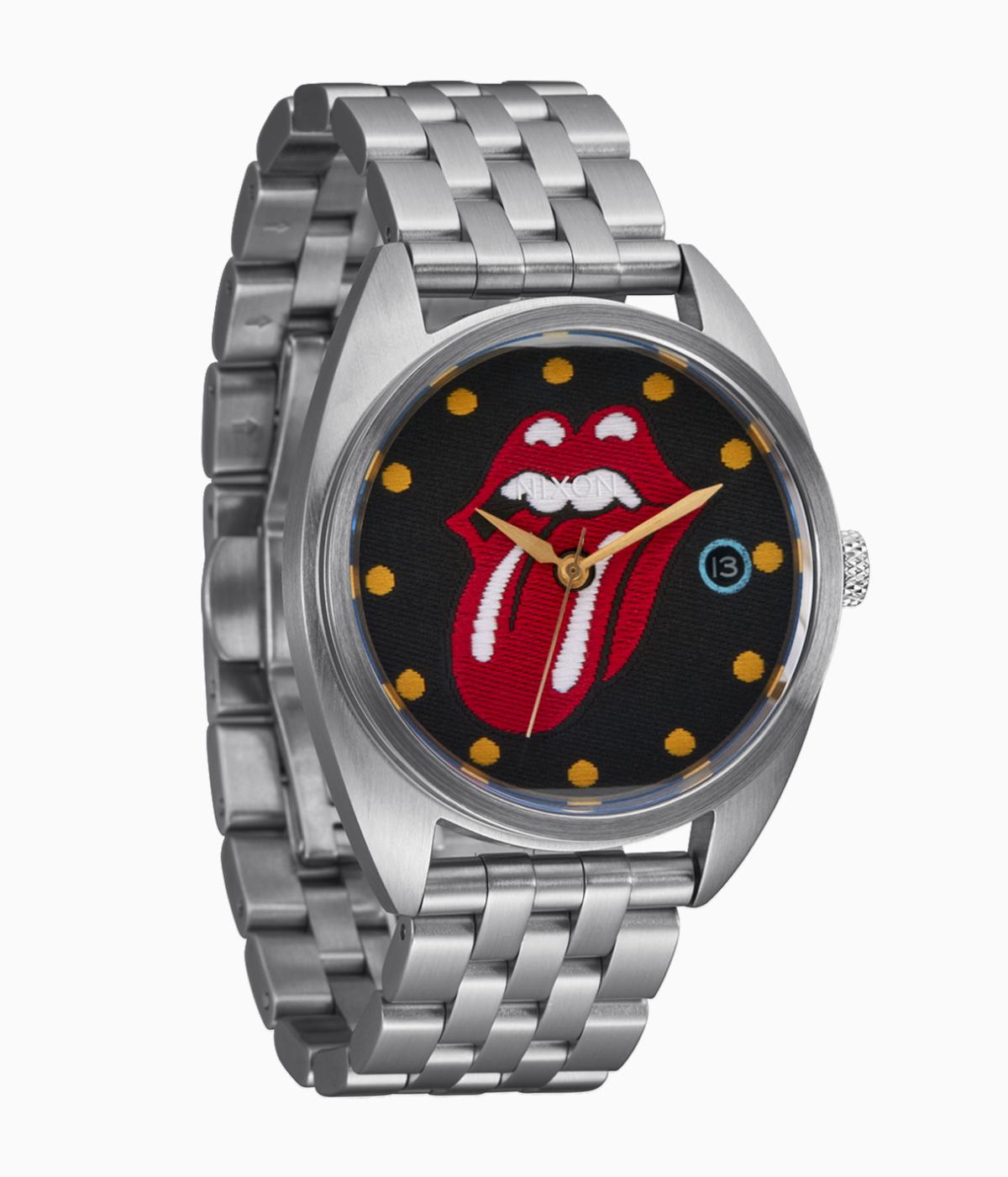 Серебряные часы Nixon Rolling Stones с логотипом на язычке