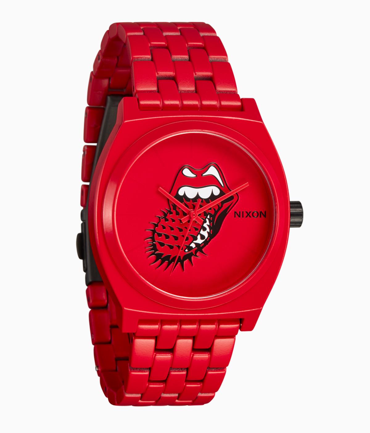 красные часы с логотипом на язычке