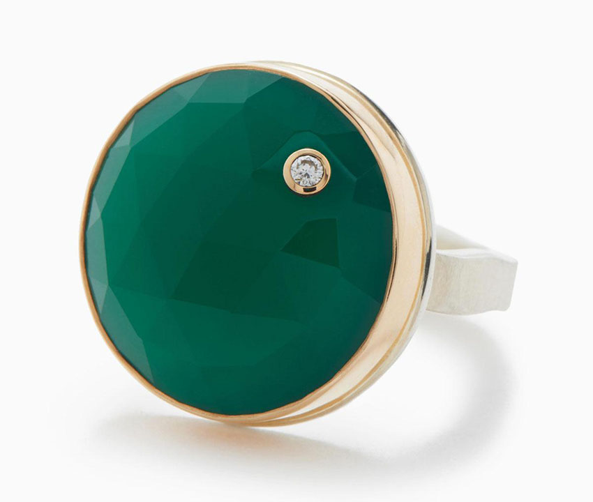 зеленое кольцо с бриллиантом в нем