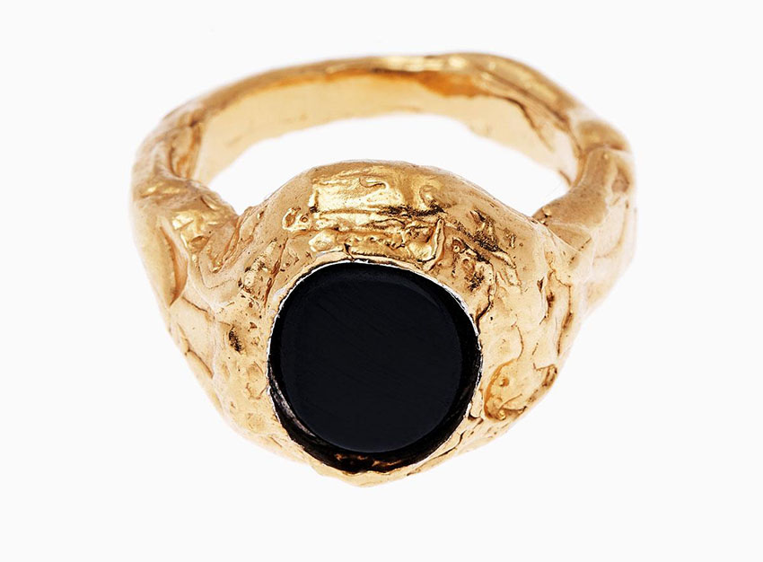 Золотое текстурированное кольцо с черным камнем