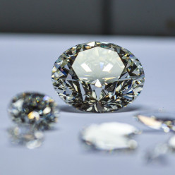 Импортерам бриллиантов, возможно, придется декларировать российское происхождение