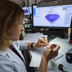 Глава АЛРОСА и губернатор Смоленской области обсудили развитие российского кластера огранки алмазов