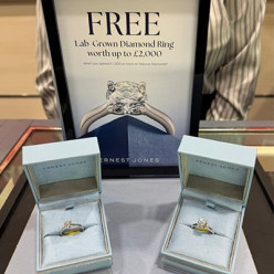Ernest Jones дарит кольца с лабораторными бриллиантами при покупке украшений с натуральными