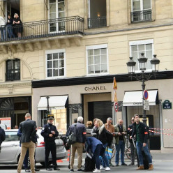 Вооруженная банда ограбила бутик Chanel в Париже