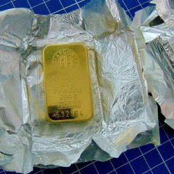 Таможенники изъяли у россиянки спрятанные в шоколадках «Аленка» слитки золота