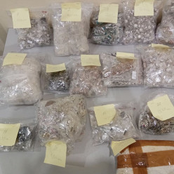 25 кг незадекларированных ювелирных украшений обнаружили у пассажира из Индии таможенники