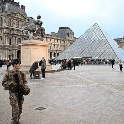 Продолжаются поиски украденных в Лувре королевских драгоценностей Франции