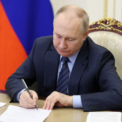 Президент России Владимир Путин 23 марта подписал закон о возможности применения УСН, ПСН и АУСН для  работающих с серебром ювелиров