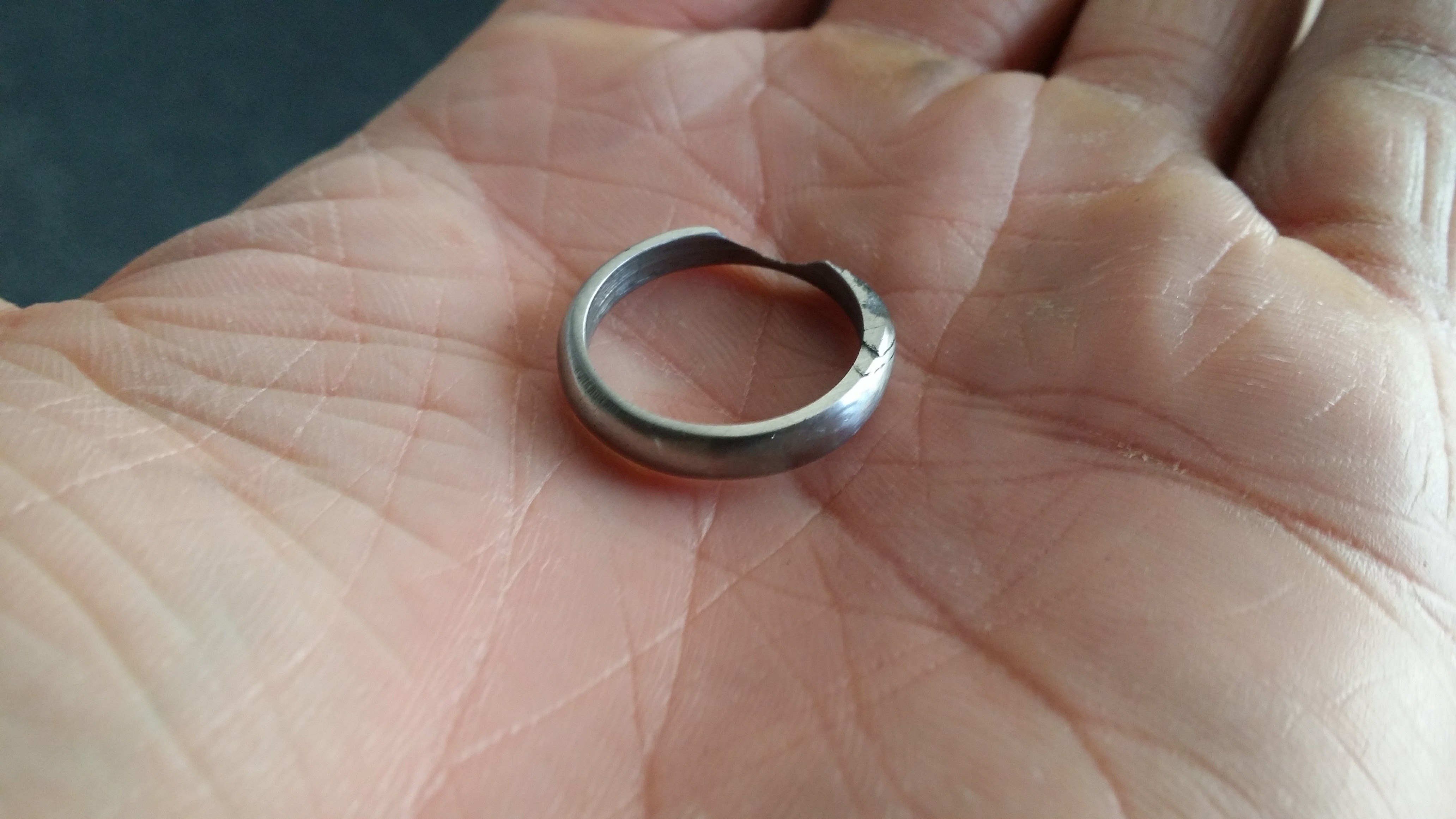 Сломанное золотое кольцо. Поломанное кольцо. Обручальные кольца из метеорита. Сломалось кольцо. Кольца на свадьбу.