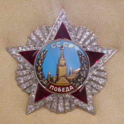 Самую дорогую награду Великой Отечественной войны украшают пермские алмазы