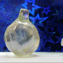 К Новому году  «Алроса» представила алмазы  в форме ёлочной игрушки и щенка