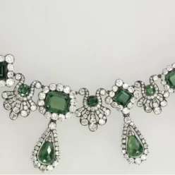 История ремонта ожерелья, украденного из Лувра, десять лет назад