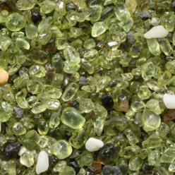 Удивительный зеленый пляж покрыт кристаллами оливина, выветренными из древнего вулканического образования