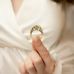 Это ажурное кольцо Владимир Михайлов создал, вдохновляясь формой русского кокошника.