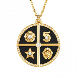 Классические элементы бренда в кулонах Chance de Chanel