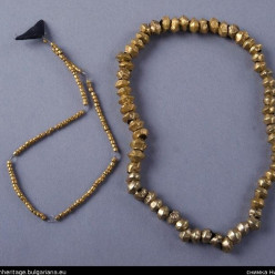 Археологи заметили на деревенской женщине в магазине древнее золотое ожерелье, найденное ее мужем-трактористом
