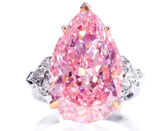 Современное кольцо с редким розовым бриллиантом и бесцветными бриллиантами.