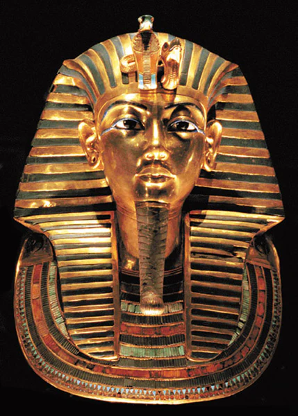 Погребальная маска Тутанхамона с проколотыми мочками ушей.  Около 1323 г. до н.э.  Египетский музей, Каир.