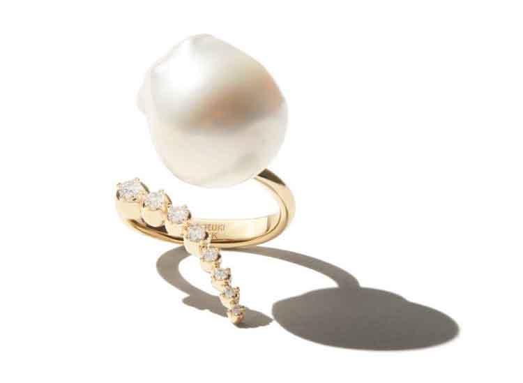 Кольцо Mizuki Open с несколькими бриллиантами и белым жемчугом в стиле барокко из коллекции Sea of ​​Beauty.  (Мизуки)