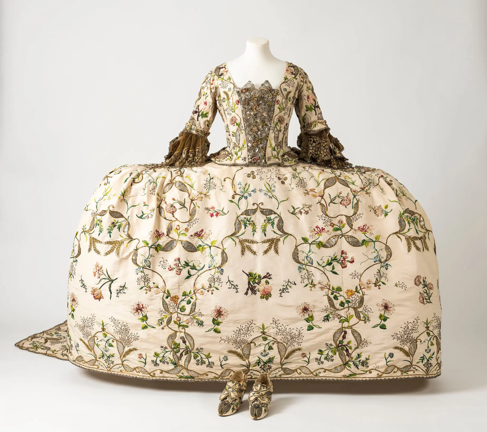 Придворное платье, которое, как было зарегистрировано, носили в 1760-х годах.