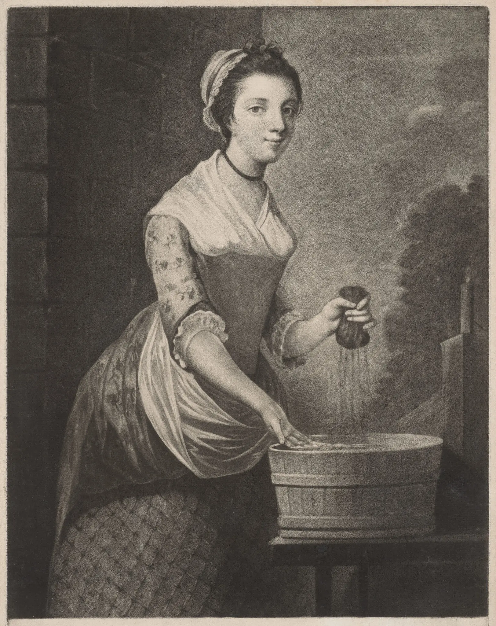 Гравюра с изображением человека, идентифицированного как прачка королевы Шарлотты.  Лента на ее шее — образец произведений рабочего класса, представленных на выставке.
