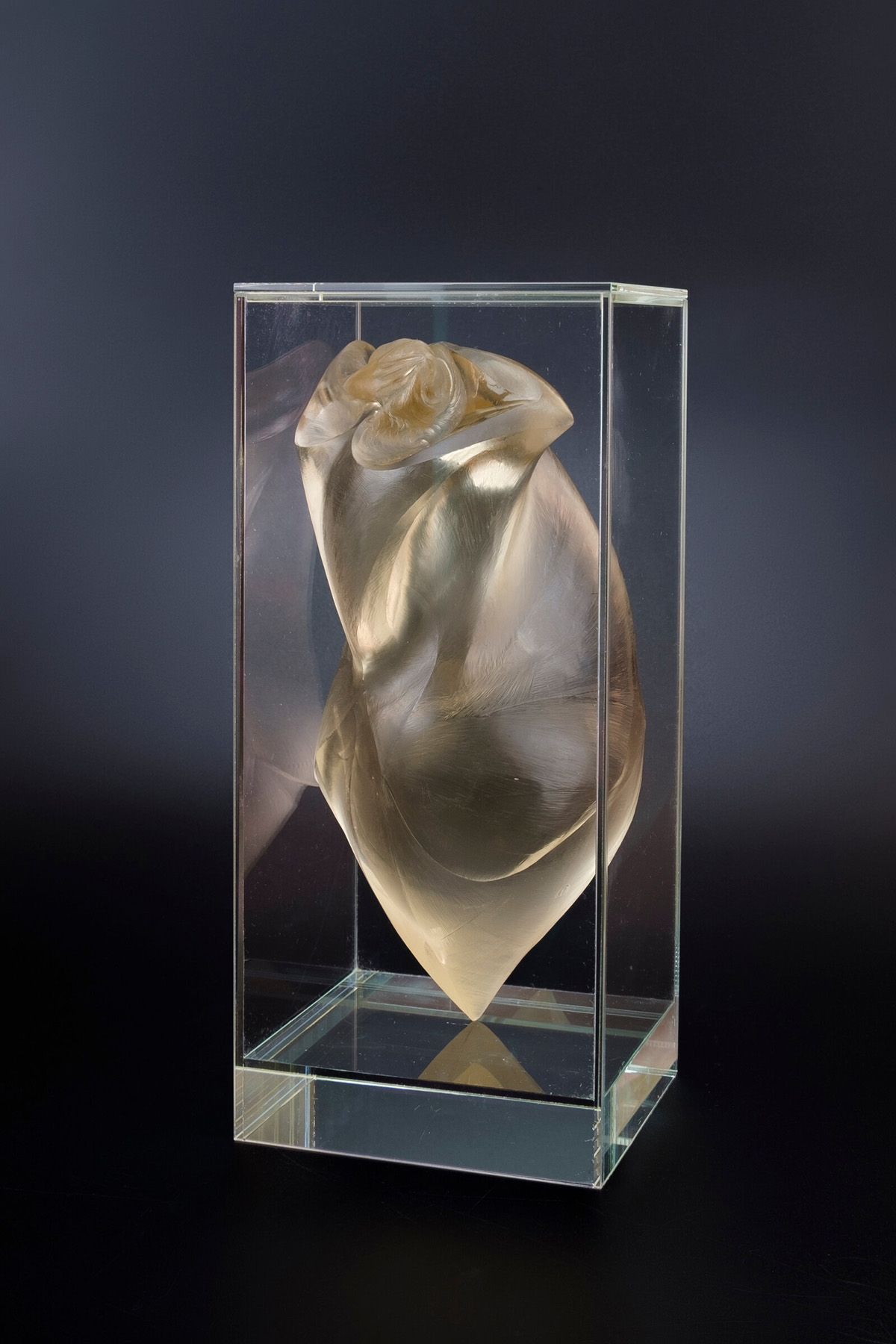 Скульптура из дымчатого кварца в коробке из антибликового стекла «Она» или «Бабочка. Превращение». 2022-2023