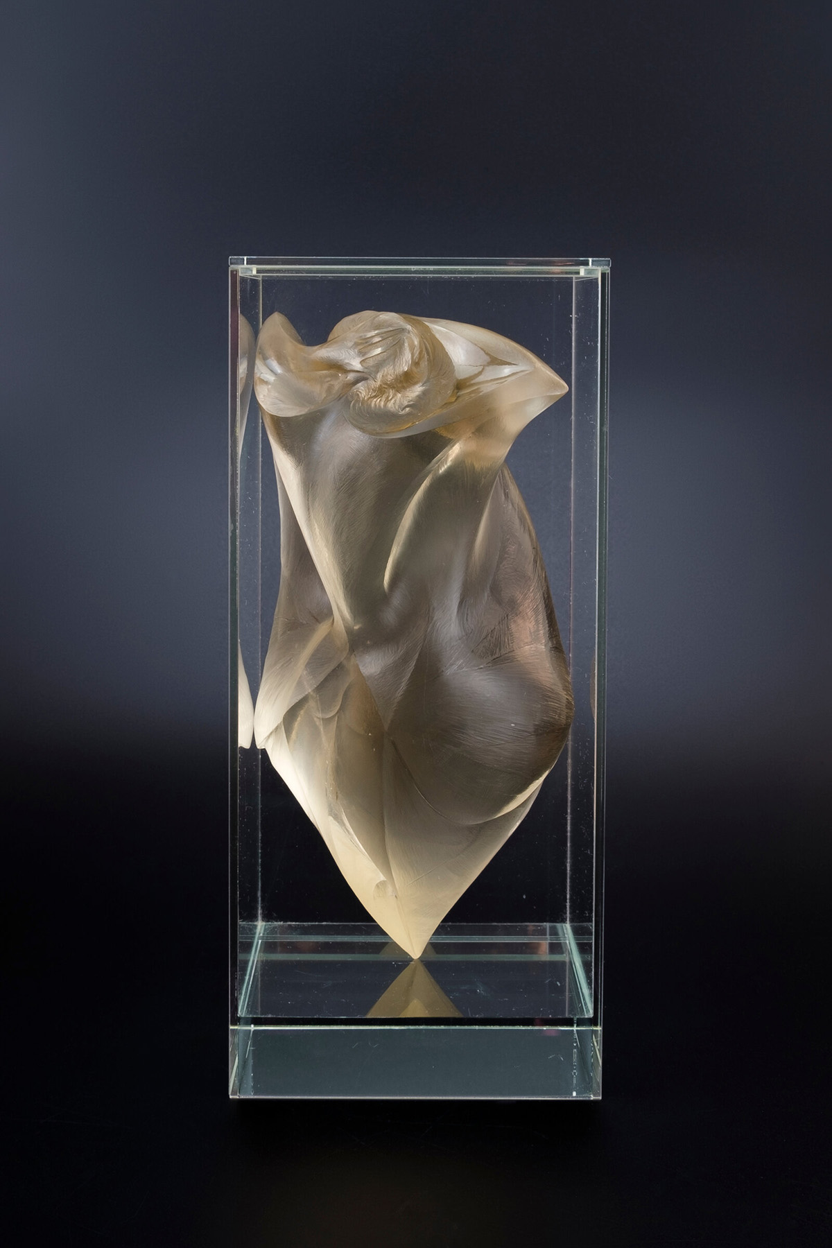 Скульптура из дымчатого кварца в коробке из антибликового стекла «Она» или «Бабочка. Превращение». 2022-2023