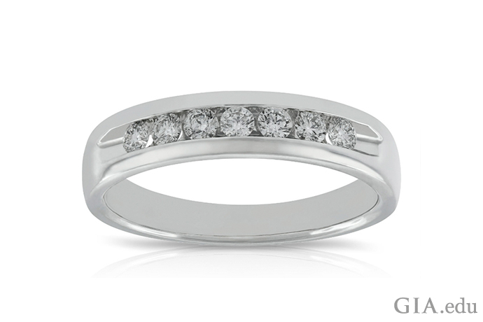 Кольцо из белого золота с бриллиантами, которое можно использовать как обручальное кольцо для мужчины или женщины.