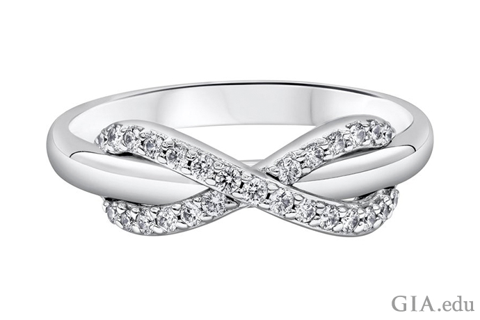 Кольцо Tiffany & Co. содержит бриллианты весом 0,13 карата, образующие символ бесконечности.