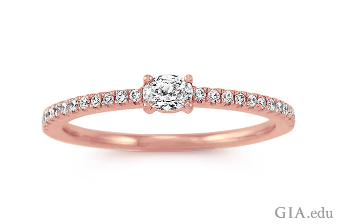 Это составное кольцо из розового золота с бриллиантами украшено полосой с паве и центральным овальным бриллиантом весом 0,16 карата.  Предоставлено: Shane Co.