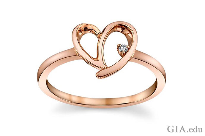 Кольцо из 10-каратного розового золота с мотивом сердца украшено бриллиантом весом 0,01 карата.