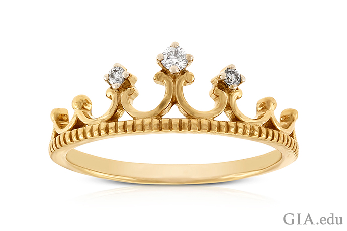 Кольцо с мотивом короны из 14-каратного желтого золота с бриллиантами 0,16 карата.