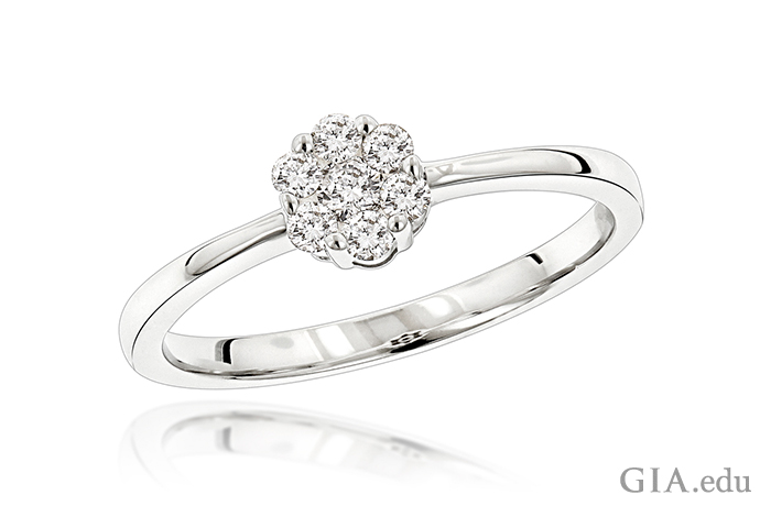 Бриллиантовое кольцо с бриллиантами весом 0,22 карата, образующими цветок.