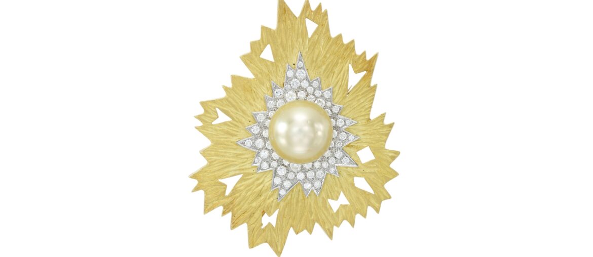 Эта брошь, которую также можно носить как кулон, соответствует дизайну сережек Starburst из распродажи.  Он также изготовлен из 18-каратного золота и украшен золотой жемчужиной и бриллиантами.  Сделано в том же 1986 году. (Эндрю Грима)