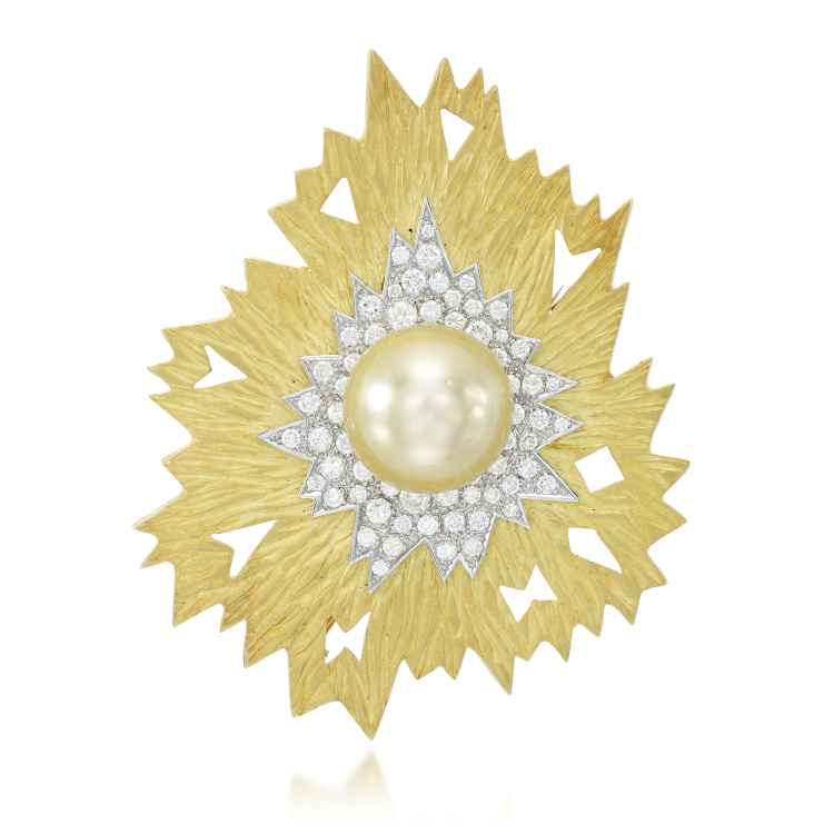 Эта брошь, которую также можно носить как кулон, соответствует дизайну серег Starburst, представленных на распродаже.  Он был создан в том же 1986 году и украшен золотой жемчужиной и бриллиантами из 18-каратного золота.  (Сотбис)