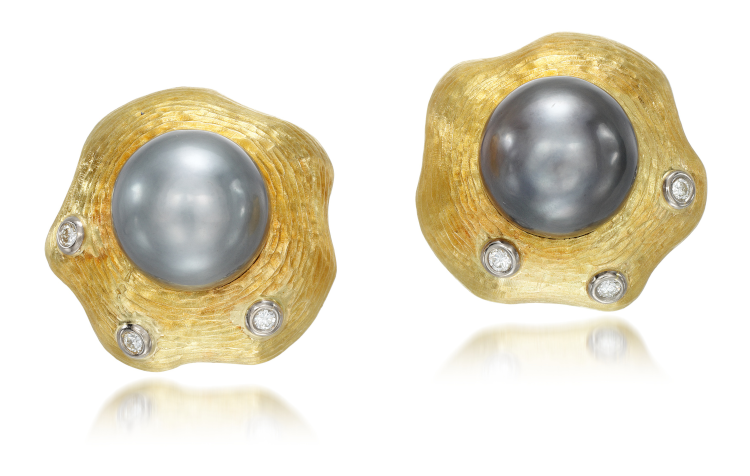 Волнистые 18-каратное золото обрамляют пару серых культивированных жемчужин, образуя эффектные эффектные серьги, изготовленные компанией Grima в 1997 году. Бриллианты круглой огранки в цанги придают блеск жемчугу блеск.  (Сотбис)