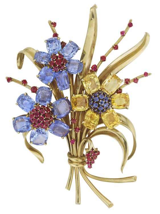 Эта брошь Van Cleef & Arpels Retro Bouquet с сапфирами и рубинами, около 1940 года, была продана на Christie's в декабре за 195 300 долларов.  (Кристи)