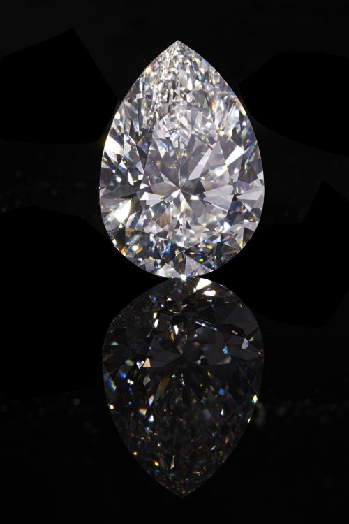 Камень: грушевидный бриллиант весом 228,31 карата, цвета G и чистоты VS1 был продан за 21,9 миллиона долларов против предпродажной оценки от 20 до 30 миллионов долларов на аукционе Christie's Magnificent Jewels в Женеве 11 мая 2022 года. (Christie's)