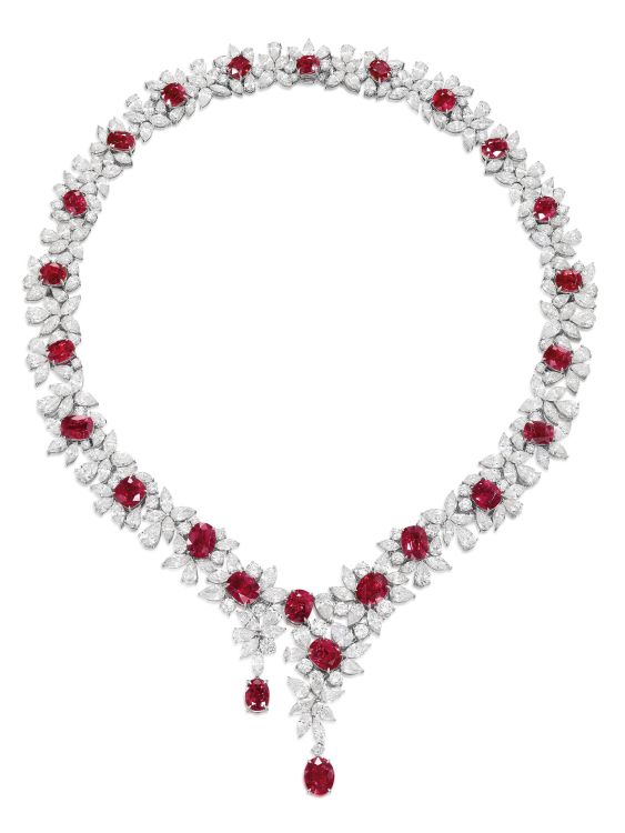 Ожерелье с 25 рубинами в форме подушек общим весом 50,24 карата и бриллиантами продано на аукционе Bonhams в Гонконге за 1,2 миллиона долларов 26 ноября 2022 года. (Bonhams)